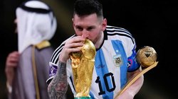 Lionel Messi Wins FIFA World Cup 2022 Golden Ball: फीफा वर्ल्ड कप जीतने वाली टीम को भी नहीं मिलती है असली ट्रॉफी, बनाने में लगता है 6 किलो से ज्यादा सोना, कुछ खास लोग ही छू सकते हैं ट्रॉफी