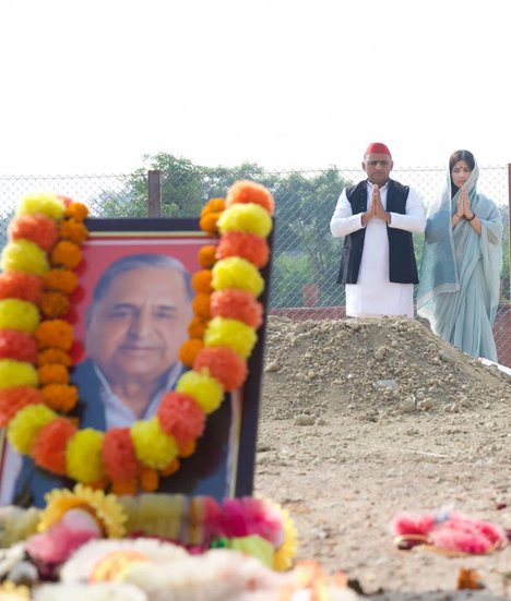 Mainpuri By-Elections: मुलायम सिंह यादव (Mulayam Singh Yadav) के निधन के बाद खाली हुई मैनपुरी (Mainpuri Bypolls) लोकसभा सीट पर उपचुनाव हो रहा है। समाजवादी पार्टी (Samajwadi Party) ने अखिलेश यादव (Akhilesh Yadav) की पत्नी डिंपल यादव (Dimple Yadav) को तो बीजेपी (BJP) ने शिवपाल यादव (Shivpal Yadav) के करीब रघुराज शाक्य (Raghuraj Sjakya) को मैदान में उतारा है। अखिलेश और सपा (SP) डिंपल की जीत को लेकर आश्वस्त दिख रहे हैं। (Photo: Akhilesh Yadav Facebook)