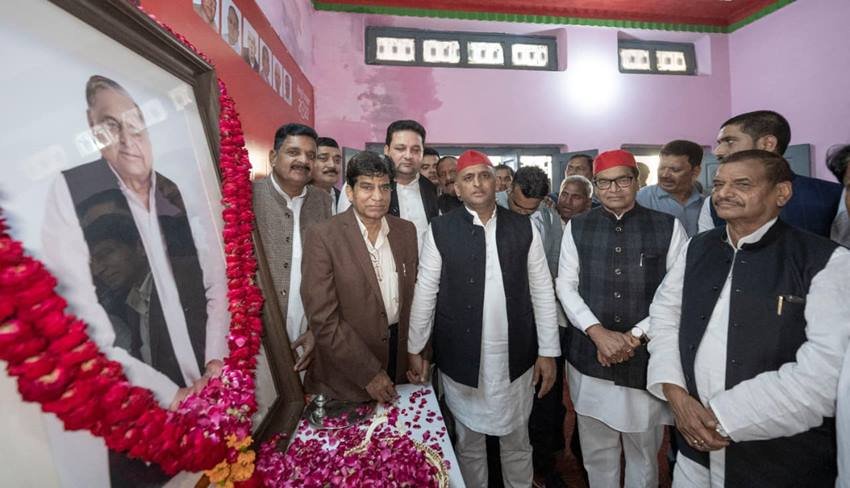हाल ही में शिवपाल यादव के विधानसभा क्षेत्र में हुए सपा कार्यकर्ता सम्मेलन में रामगोपाल यादव भी पहुंचे और मंच पर शिवपाल के साथ ही बैठे। (Photo: Samajwadi Party facebook)