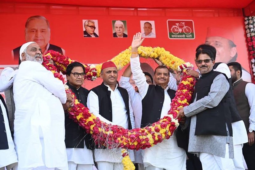 बता दें कि शिवपाल और रामगोपाल के बीच मनमुटाव किसी से छिपा नहीं है। सालों से दोनों के बीच मतभेद है। (Photo: Samajwadi Party facebook)