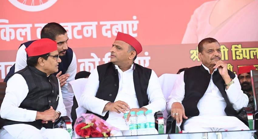 कई बार सार्वजनिक मंचों से शिवपाल रामगोपाल पर निशाना भी साध चुके हैं। रामगोपाल भी ऐसा करने में पीछे नहीं रहे हैं। (Photo: Samajwadi Party facebook)