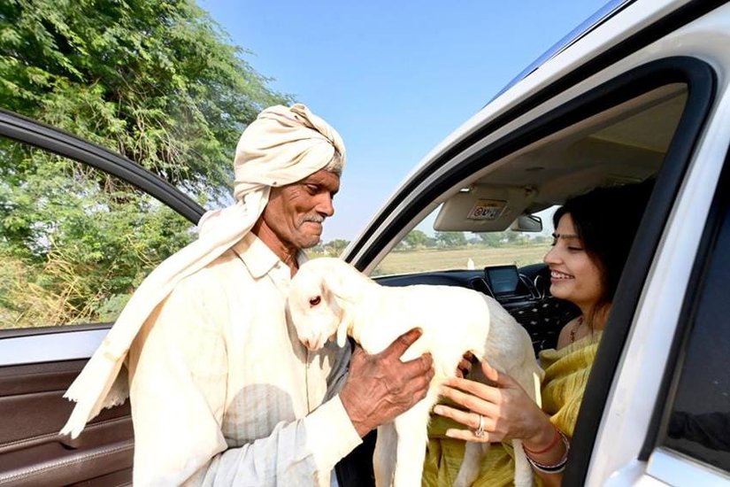 Mainpuri By-Election 2022: अखिलेश यादव (Akhilesh Yadav) की पत्नी डिंपल यादव (Dimple Yadav) मैनपुरी से लोकसभा का उपचुनाव (Mainpuri Bypolls) लड़ रही हैं। वह जनता के बीच हैं और मुलायम सिंह (Mulayam Singh Yadav) के निधन के बाद खाली हुई सीट पर लोगों से वोट मांग रही हैं। (Photo: Samajwadi Party facebook)