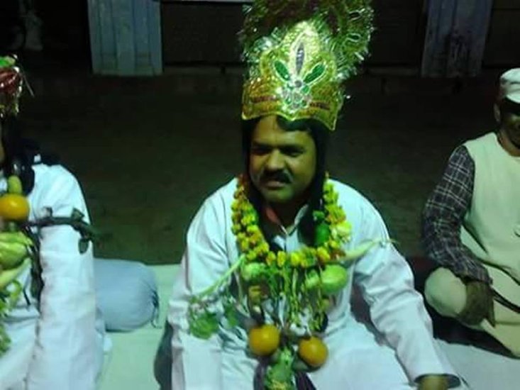 रघुराज शाक्य सोना पहनने के भी शौकीन हैं। उनके पास कुल 750 ग्राम सोना है। (Photo: Raghuraj Singh Shakya Facebook)
