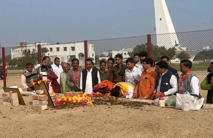नामांकन से पहले वह सैफई पहुंचे। रघुराज सिंह शाक्य ने सैफई में समाजवादी पार्टी के संस्थापक मुलायम सिंह यादव की समाधि स्थाल पर शीश झुकाया और फूल चढ़ाए। (Photo: Raghuraj Shakya Facebook)