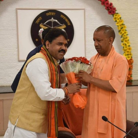 Raghuraj Singh Shakya Property: मुलायम सिंह यादव (Mulayam Singh Yadav) के निधन के बाद मैनपुरी (Mainpuri) लोकसभा सीट पर उपचुनाव (Mainpuri Bypoll) हो रहा है। चुनाव में समाजवादी पार्टी (Samajwadi Party) की प्रत्याशी और अखिलेश यादव (Akhilesh Yadav) की पत्नी डिंपल यादव के खिलाफ बीजेपी (BJP) ने शिवपाल यादव (Shivpal Yadav) के करीबी रघुराज सिंह शाक्य (Raghuraj Singh Shakya) को टिकट दिया है। रघुराज ने 16 नवंबर को नामांकन भी कर दिया है। आइए जानते हैं कितनी संपत्ति के मालिक हैं बीजेपी (Bhartiya Janata Party) प्रत्याशी (Photo: Raghuraj Singh Shakya Facebook):