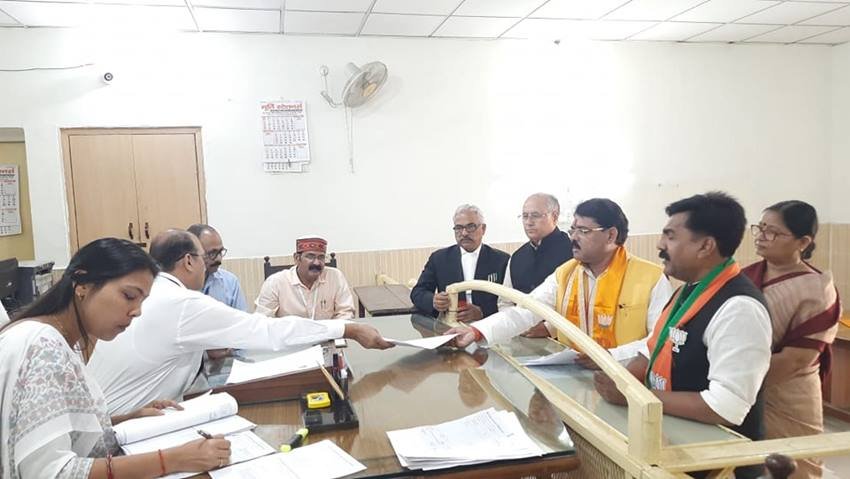 रघुराज सिंह शाक्य ने बुधवार को मैनपुरी उपचुनाव के लिए अपना नामांकन दाखिल कर दिया। (Photo: Raghuraj Shakya Facebook)