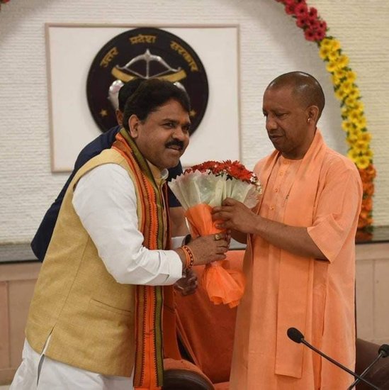 Mainpuri BJP Candidate Raghuraj Singh Shakya: उत्तर प्रदेश की मैनपुरी लोकसभा सीट पर उपचुनाव (Minpuri Byelection) हो रहा है। यह मुलायम सिंह यादव (Mulayam SIngh Yadav) के बाद से खाली है। अखिलेश यादव (Akhilesh Yadav) और समाजवादी पार्टी (Samajwadi Party) ने डिंपल यादव (Dimple Yadav) को टिकट दिया है तो वहीं बीजेपी (BJP) ने शिवपाल यादव (Shivpal Yadav) के करीबी और मुलायम सिंह के शिष्य रघुराज सिंह शाक्य (Raghuraj Shakya) को अपना प्रत्याशी बनाया है। (Photo: Raghuraj Shakya Facebook)