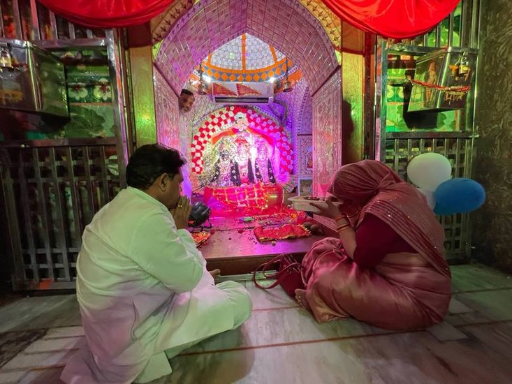रघुराज सिंह शाक्य और उनकी पत्नी के पास तीन गाड़ियां हैं। दो टाटा सफारी और एक फॉर्च्यूनर।  (Photo: Raghuraj Singh Shakya Facebook)
