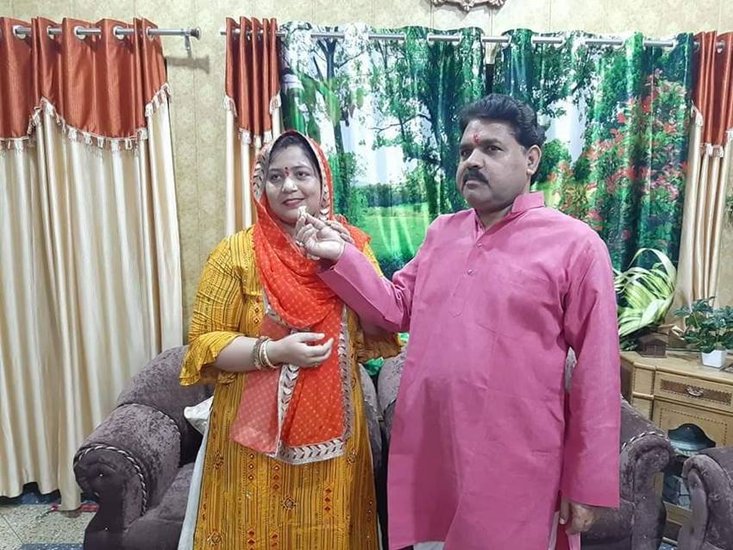 रघुराज शाक्य के पास एक राइफल और रिवॉल्वर है। उनकी पत्नी भी रिवॉल्वर रखती हैं। (Photo: Raghuraj Singh Shakya Facebook)