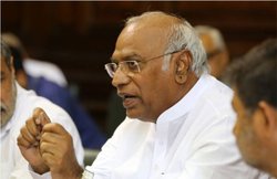 Mallikarjun Kharge: हमारे नेताओं ने देश के लिए जान दी, खड़गे का बीजेपी से सवाल- क्या आपके घर में कोई कुत्ता तक मरा