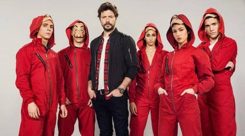 Money Heist: नेटफ्लिक्स की पॉपुलर वेब सीरीज मनी हाइस्ट की शूटिंग स्पेन में हुई थी। इसके अलावा सीरीज के कुछ हिस्सों को पनामा, थाईलैंड और इटली में भी शूट किये गए थे।