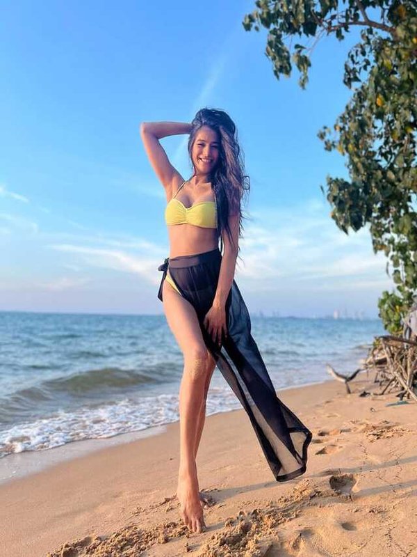 POONAM PANDEY IN YELLOW BIKINI LOOK