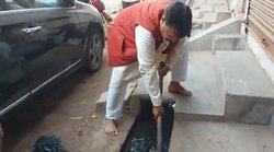 MP Minister: शिवराज सिंह चौहान के मंत्री ने खुद फावड़ा लेकर की नाले की सफाई, जानिए क्यों आया गुस्सा