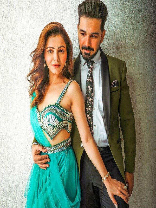 RUBINA DILAIK ROMANTIC POSE WITH ABHINAV