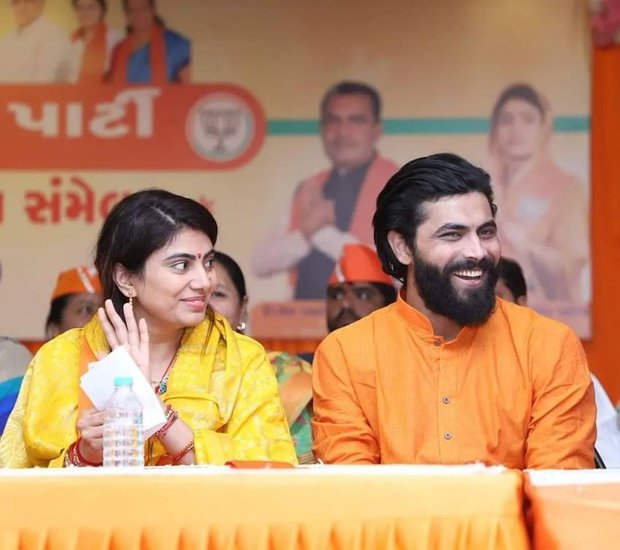 Rivaba Jadeja Saree Collection: क्रिकेटर रविंद्र जडेजा (Ravindra Jadeja) की पत्नी रीवा सोलंकी (Riwa Solanki) उर्फ रीवाबा जडेजा (Rivaba) इन दिनों चर्चा में हैं। वह बीजेपी (BJP) के टिकट पर गुजरात विधानसभा (Gujarat Elections 2022) का चुनाव लड़ रही हैं। रविंद्र जडेजा भी उनके प्रचार के लिए जनता के बीज नजर आ रहे हैं।  (Photo: Rivaba Jadeja Instagram)