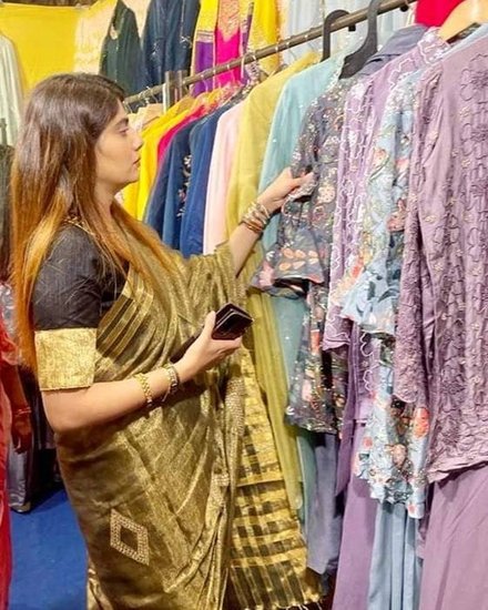रिवाबा के पास साड़ियों का अच्छा खासा कलेक्शन है। उनपर हर रंग की साड़ी सूट करती है। (Photo: Rivaba Jadeja Instagram)