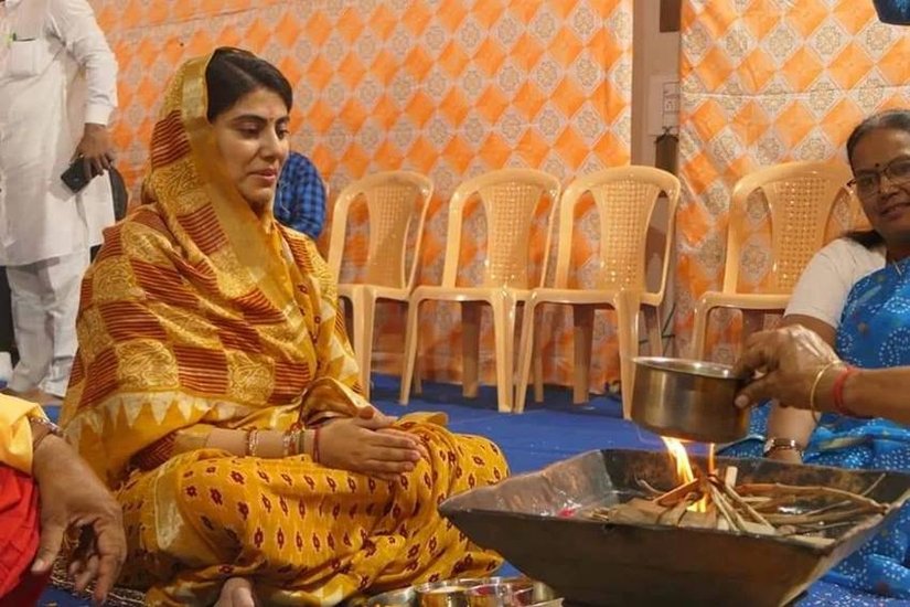 रिवाबा जनता के बीच में भी साड़ी में दिखती हैं और मंदिरों में भी। (Photo: Rivaba Jadeja Instagram)