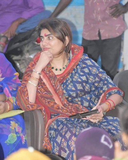 रिवाबा के इंस्टाग्राम अकाउंट पर पिछले तीन सालों की जितनी तस्वीरें हैं उनमें से 90 प्रतिशत में वह खूबसूरत साड़ी में दिख रही हैं। (Photo: Rivaba Jadeja Instagram)