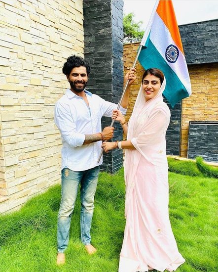 Ravindra Jadeja Property: टीम इंडिया के सुपरस्टार ऑलराउंडर रविंद्र जडेजा (Ravindra Jadeja) इन दिनों टीम से बाहर हैं। दरअसल एशिया कप में चोटिल होने के बाद से जडेजा घर पर हैं। रविंद्र जडेजा की पत्नी रीवा सोलंकी (Riwa Solanki) उर्फ रिवाबा जडेजा (Rivaba Jadeja) बीजेपी (BJP) के टिकट पर जामनगर से गुजरात विधानसभा (Gujarat Assembly Elections) का चुनाव लड़ रही हैं। (Photo: Ravindra Jadeja Facebook)
