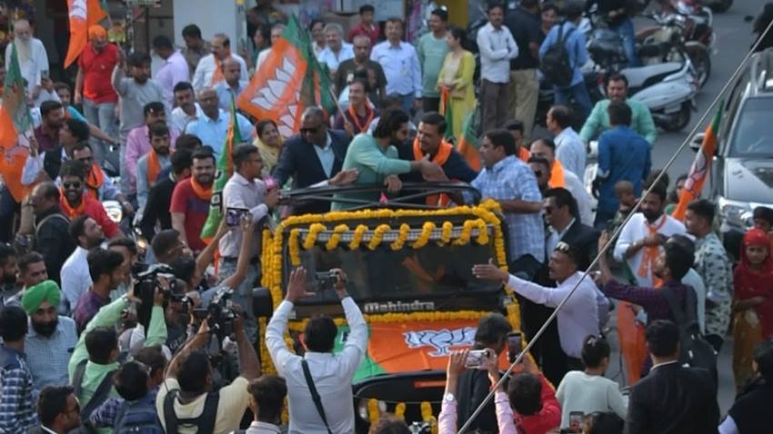 रविंद्र जडेजा को लोगों का समर्थन मिलता भी दिख रहा है। (Photo: Rivaba Jadeja Twitter)