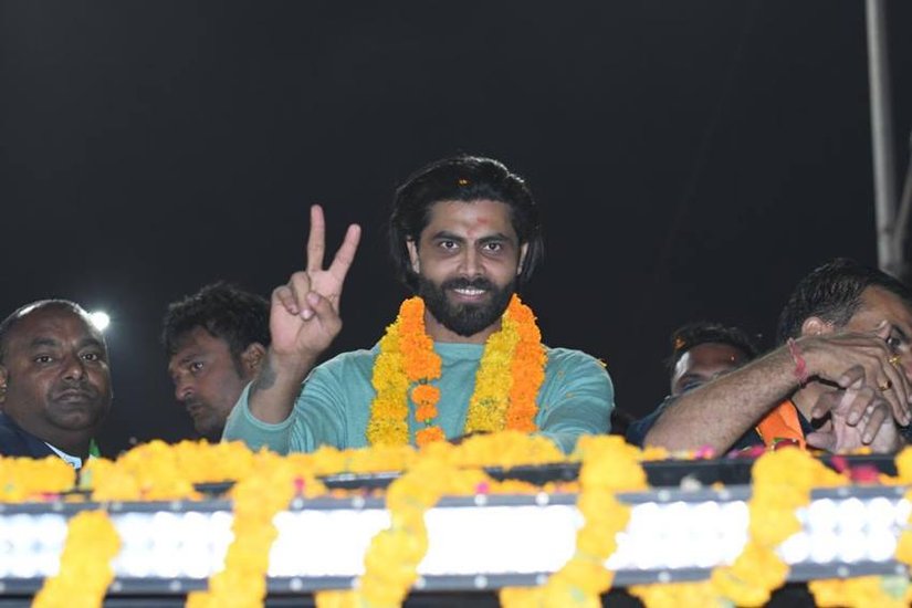 सोशल मीडिया के जरिये भी रविंद्र जडेजा लोगों से पत्नी के लिए वोट की अपील कर रहे हैं। (Photo: Rivaba Jadeja Twitter)