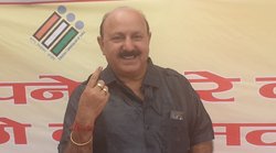 Gola Gokarnnath Assembly BYpoll: रिपोर्टर के सवाल पर बोलने से कतराईं विधायक की पत्नी. तो भाजपा MLA बोले- अरे बोल तो रही है, आप लोग घुमा के पूछते हैं