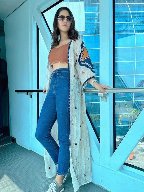 SUNNY LEONE IN CASUAL LOOK