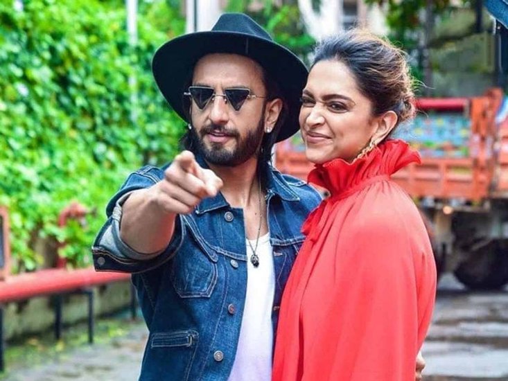 Ranveer Singh Deepika Padukone: कुछ समय पहले ही रणवीर सिंह और दीपिका पादुकोण के बारे में भी ऐसे कयास लगाए गए कि दोनों में सब ठीक नहीं है। कहा गया कि दोनों अलग होने वाले हैं। हालांकि कुछ दिनों में ही इस अफवाह की हवा निकल गई। (Photo: Ranveer Singh FC Instagram)