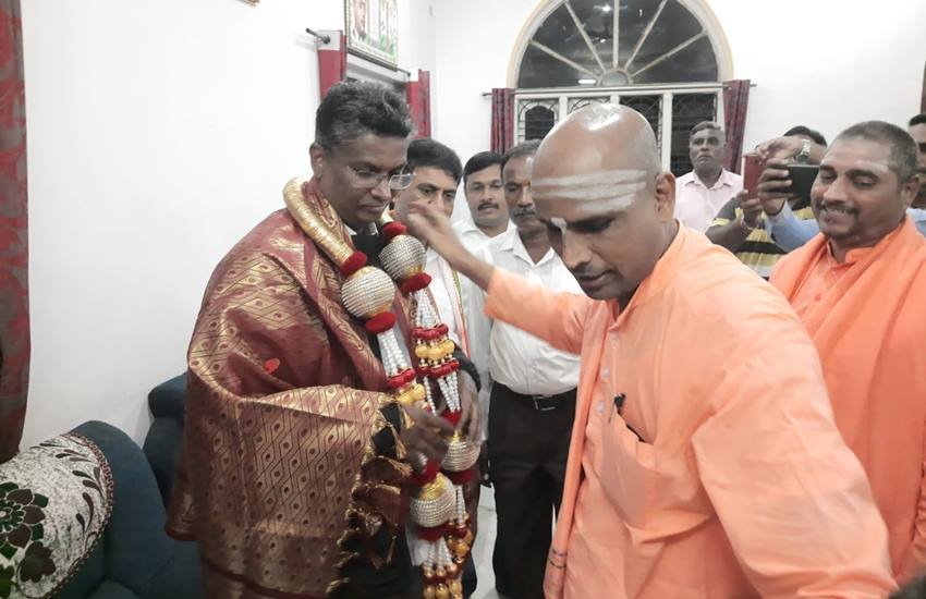Satish Jarkiholi Comment on Hindu: कर्नाटक कांग्रेस (KPCC) के कार्यकारी राज्य अध्यक्ष सतीश जारकीहोली के बयान पर काफी हंगामा हो रहा है। सतीश जारकीहोली ने कहा है कि हिंदू (Hindu) एक फारसी शब्द है और इसका अर्थ भयानक होता है। हिंदू शब्द भारत का है ही नहीं ये तो फारस से आया है। उन्होंने कहा कि चर्चा होनी चाहिए हिन्दू शब्द आपका कैसे है। (Photo: Satish Jarkiholi Facebook)
