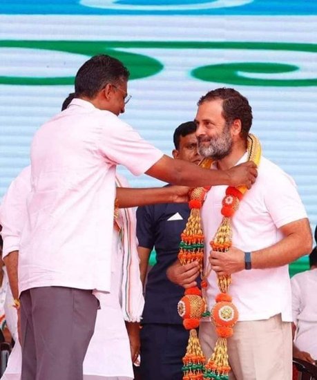 सतीश जारकीहोली का जन्म कर्नाटक के बेलगावी जिले में हुआ है। वह वहीं से चुनाव लड़ते हैं। वह जिले की येमाकानमार्डी विधानसभा सीट से एमएलए हैं। सतीश जारकीहोली के दो भाई रमेश जारकीहोली औऱ बालचंद्रा जारकीहोली भी विधायक हैं। (Photo: Satish Jarkiholi Facebook)