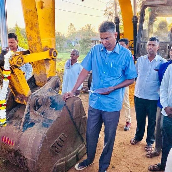 साल 2018 में सतीश जारकीहोली ने चुनाव आयोग को जो हलफनामा दिया था उसमें बताया था कि उनके पास करीब 42.50 करोड़ रुपये की चल अचल संपत्ति है। (Photo: Satish Jarkiholi Facebook)