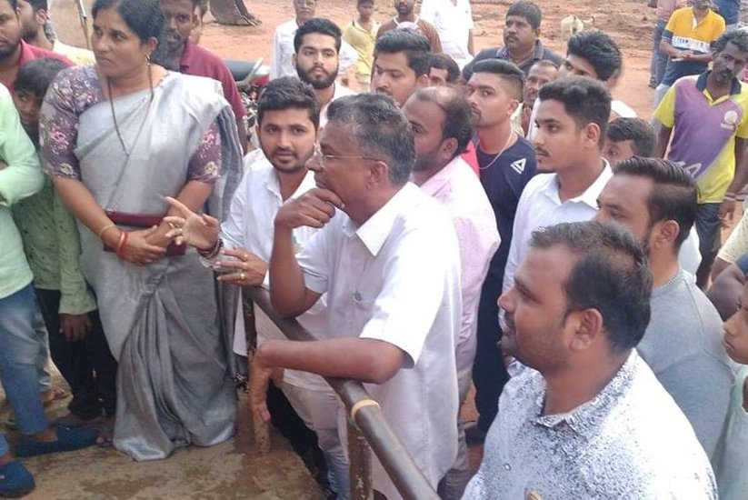 सतीश जारकीहोली ने ये भी बताया है कि उनकी कुल संपत्ति में 11 करोड़ के लगभग उन्होंने उधार ले रखे हैं। (Photo: Satish Jarkiholi Facebook)