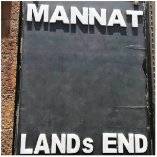 शाहरुख खान का यह बंगला मुंबई की सबसे चर्चित और महंगी प्रॉपर्टीज में से एक है। (Photo: @teamsrkfc/twitter)