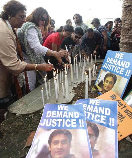 मैथ्यू ने नीरज ग्रोवर की डेड बॉडी के सामने ही मारिया के साथ शारीरिक संबंध भी बनाए थे। बाद में दोनों ने लाश के टुकड़ों को जंगल में ले जाकर आग लगा दी थी। (Photo: PTI)