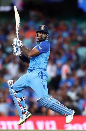 ICC T 20 World Cup: भारतीय क्रिकेट टीम टी20 वर्ल्ड कप के सेमीफाइनल (Semi Final) में पहुंच गई है। रविवार 6 नवंबर को भारत ने जिम्बाब्वे (Ind Vs Zim) को हरा कर सेमी फाइनल में अपनी जगह पक्की की। इस जीत के हीरो रहे सूर्य कुमार यादव (Surya Kumar Yadav)। उन्होंने 25 बॉल पर 61 रनों की तूफानी पारी खेली। इस टी 20 वर्ल्ड कप के पांच मैचों में से तीन में सूर्य कुमार ने अर्धशतक जड़े हैं। (Photo: Devisha Shetty Facebook Page)