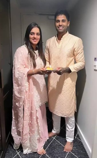 देविशा और सूर्य कुमार यादव ने साल 2016 में शादी की थी। दोनों की शादी परिवार और करीबी दोस्तों की मौजूदगी में हुई थी। (Photo: Devisha Shetty Facebook Page)
