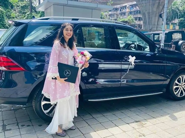 इश्क का रंग सफेद से मशहूर होने वालीं एक्ट्रेस एशा सिंह के पास 73 लाख की मर्सिडीज जीएलई कार है। (Photo: Eisha Singh Instagram)