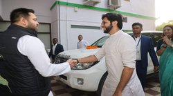 Aditya Thackeray with Tejashwi: पटना जाकर तेजस्वी यादव से मिले आदित्य ठाकरे, बोले- मौजूदा हालात में लोकतंत्र को खतरा, बचाने को हम कुछ भी करेंगे