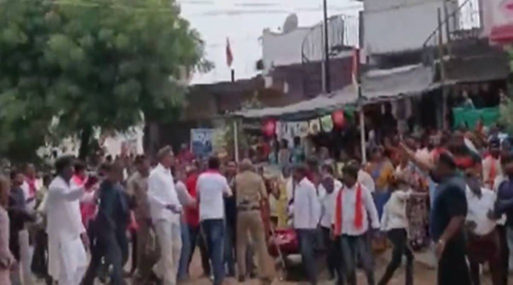 तेलंगाना के मुनुगोडे में टीआरएस और भाजपा कार्यकर्ताओं के बीच मारपीट। (फोटो- वीडियो ग्रैब)