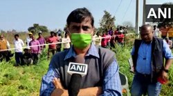 MP: गंदगी साफ करने को कलेक्टर ने उठाया फावड़ा, नाली से कूड़ा न‍िकाल दुकानों के सामने फैलाकर सिखाया सबक