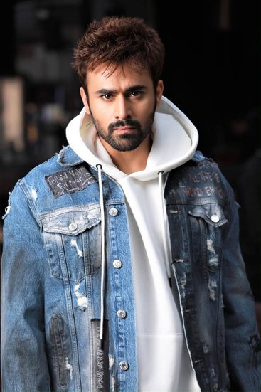 Pearl V Puri: पर्ल वी पुरी टीवी की दुनिया के सुपरस्टार थे। वह नागिन और बेपनाह प्यार जैसे सीरियल्स में लीड रोल प्ले करते थे। आज उनके पास कोई काम नहीं है। पर्ल टीवी इंडस्ट्री से लगभग गायब हो चुके हैं।