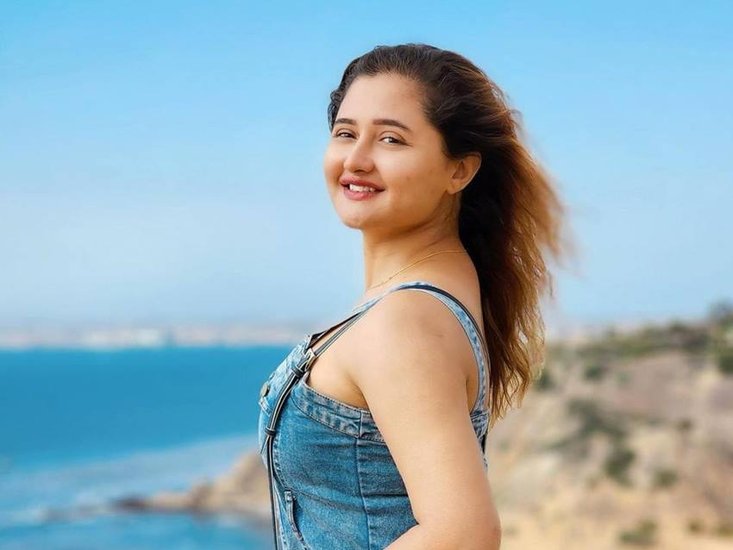 Rashami Desai: उतरन जैसे हिट शो की लीड एक्ट्रेस रश्मी देसाई के पास भी फिलहाल कोई काम नहीं है। वह नागिन 6 में छोटे रोल में दिखी थीं लेकिन अभी बेरोजगार हैं। 