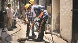 Kanpur : कानपुर में जहरीली गैस की चपेट में आने से 3 लोगों की मौत, सेप्टिक टैंक में सफाई करने के दौरान हुआ हादसा