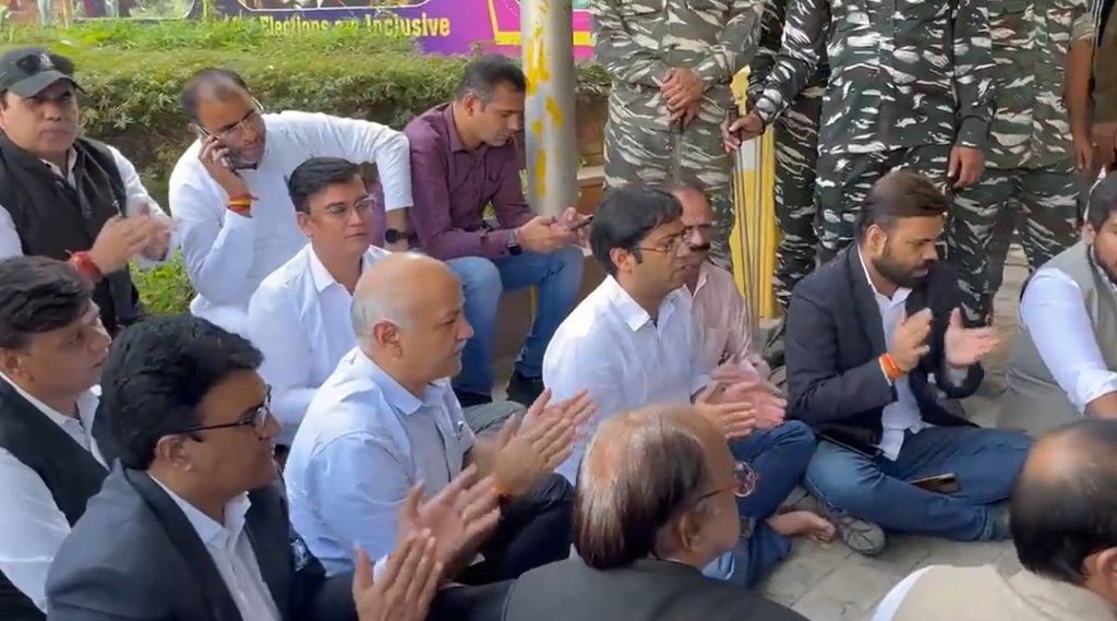 Gujarat Assembly Election 2022, AAP Protests: मनीष सिसोदिया का आरोप- गुजरात में गन पॉइंट पर कंचन जरीवाला से नामांकन वापस करवाया, द‍िल्‍ली में AAP का धरना