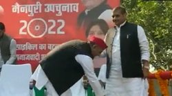 Mainpuri Bypoll: समाजवादी पार्टी प्रमुख अखिलेश यादव ने मंच पर छुए चाचा शिवपाल यादव के पैर, मैनपुरी उपचुनाव में डिंपल के लिए दोनों ने मांगे वोट