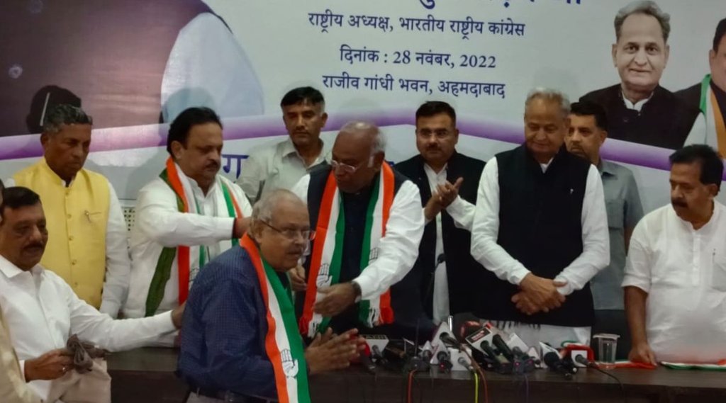 जय नारायण व्यास और उनके बेटे समीर व्‍यास ने अहमदाबाद में कांग्रेस अध्यक्ष मल्लिकार्जुन खड़गे (Mallikarjun Kharge) की मौजूदगी में कांग्रेस (Mallikarjun Kharge) की सदस्‍यता ली। (फोटो : Twitter)