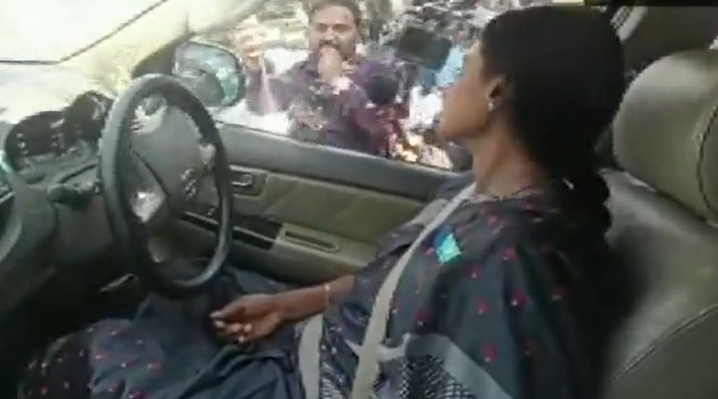 पुलिस द्वारा कार को क्रेन की मदद से ले जाने के दौरान कार में मौजूद शर्मिला रेड्डी (YS Sharmila)  (फोटो : ANI)