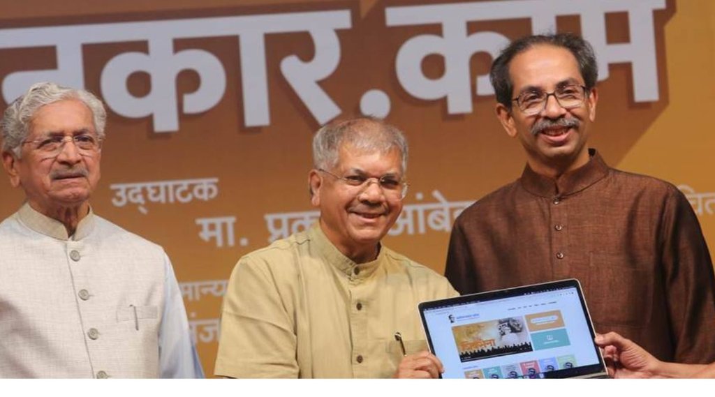 शिवसेना नेता उद्धव ठाकरे रविवार को मुंबई में वंचित बहुजन आघाडी प्रमुख प्रकाश अंबेडकर के साथ। (Express photo by Ganesh Shirsekar)