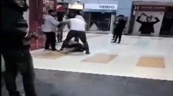 Greater Noida: खाना लाने में हुई देरी तो रेस्टोरेंट कर्मचारी पर टूट पड़े दबंग, बेरहमी से की पिटाई, सामने आया वीडियो