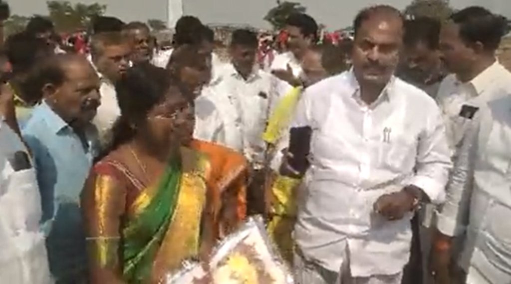 Telangana: जिप चेयरमैन ने किया स्कूल का उद्घाटन तो भड़के KCR के विधायक, पकड़ा को-कोआर्डिनेटर का कॉलर